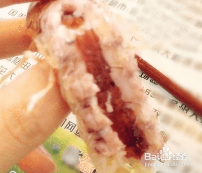 巧用筷子剥皮皮虾的壳