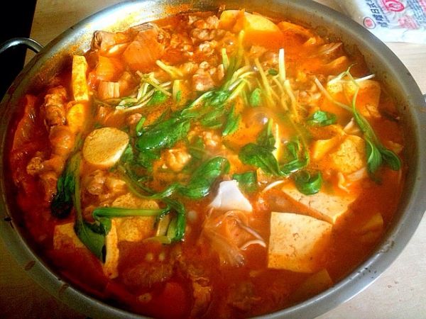 肥牛菌菇泡菜锅