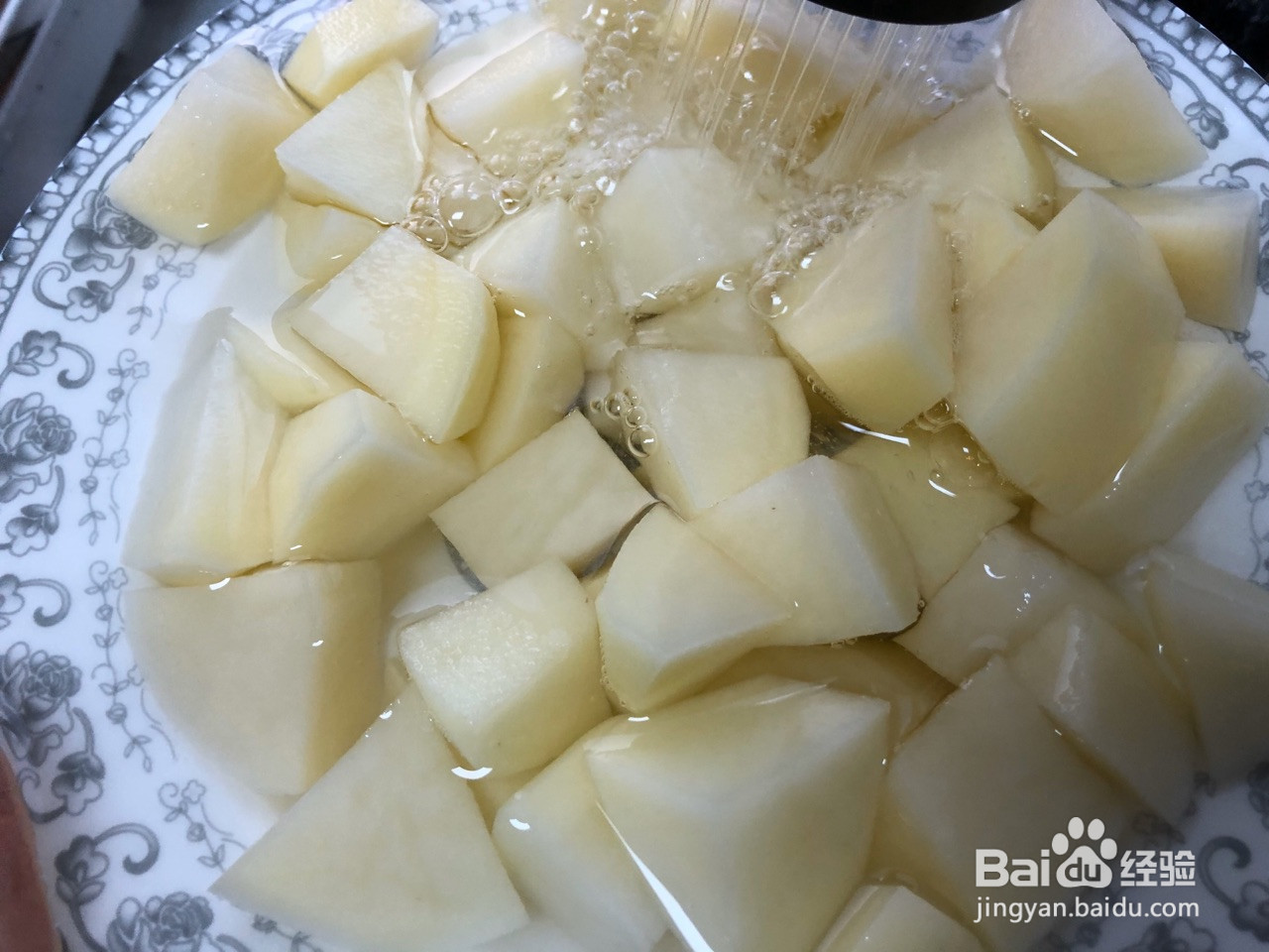 红烧土豆鸡翅根的做法