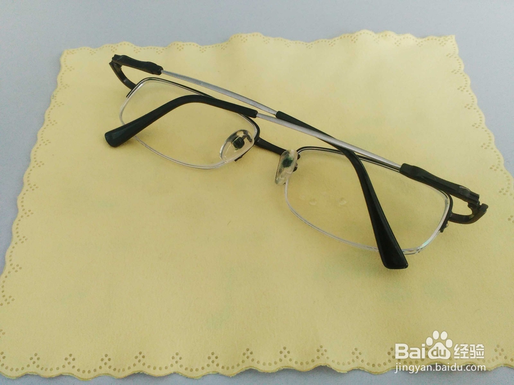 如何清理眼镜上面的灰尘