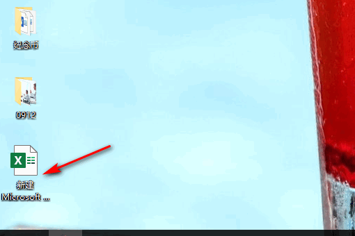 在Excel 中,在选择了内嵌图标后,改变它的大小的方法是什么