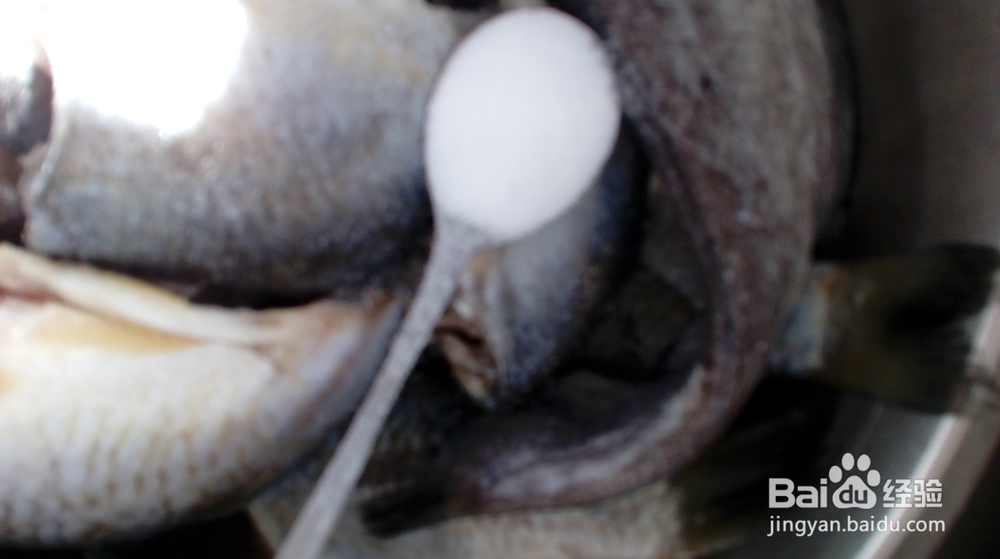 广式酥鲫鱼做法