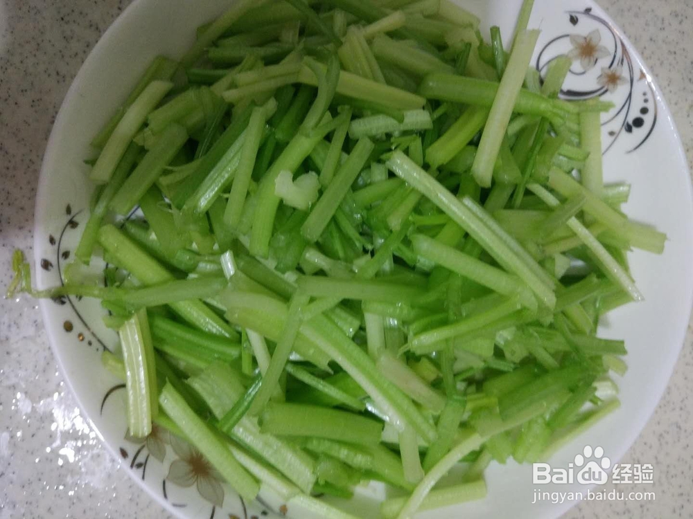 如何做芹菜炒肉？