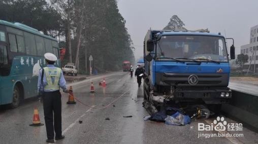 汽车撞了电动车人受伤了,怎么赔偿