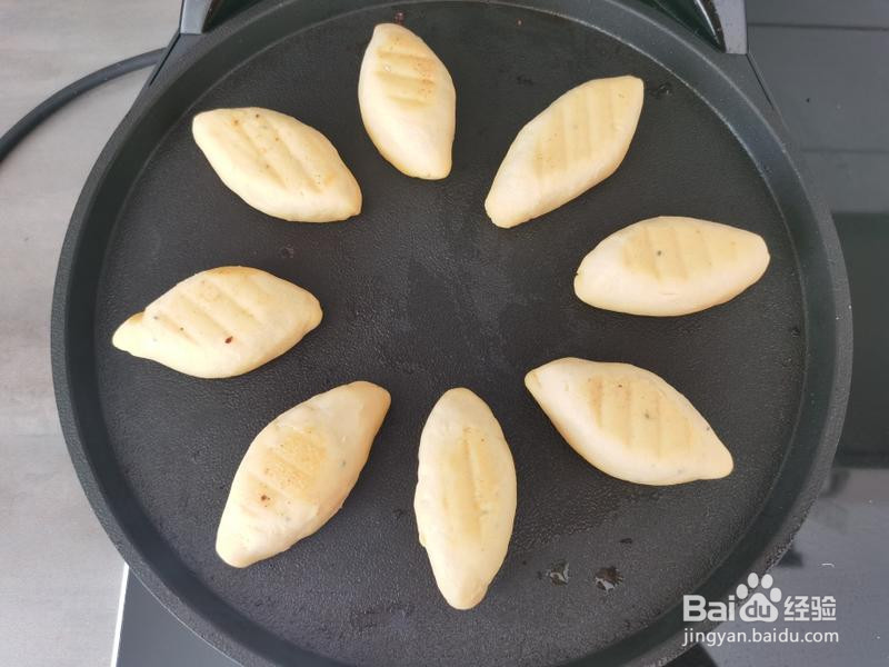 用电饼铛做玉米面贴饼子的做法