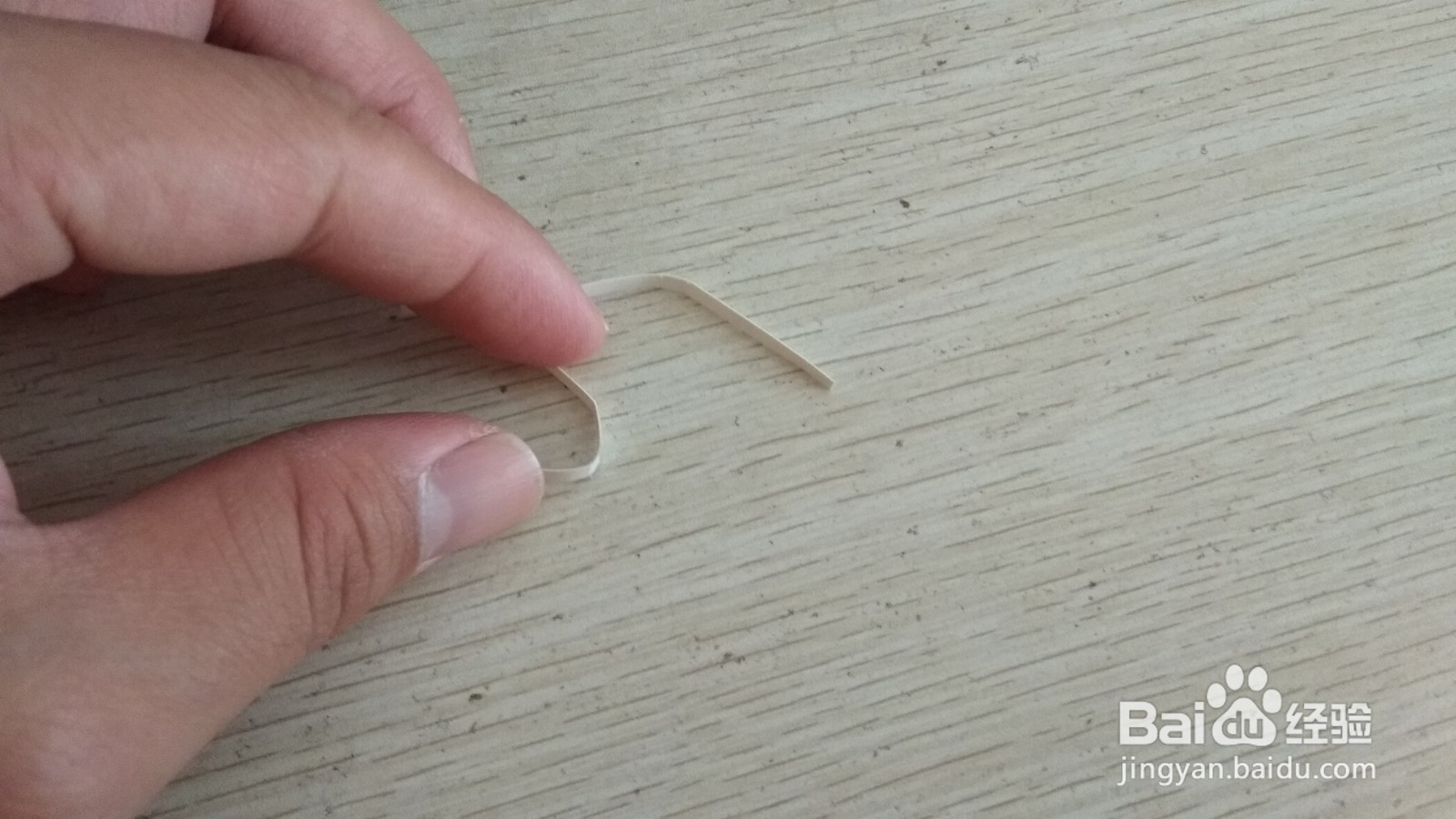 如何用一个细长的长方形硬卡纸做简易的手机支架