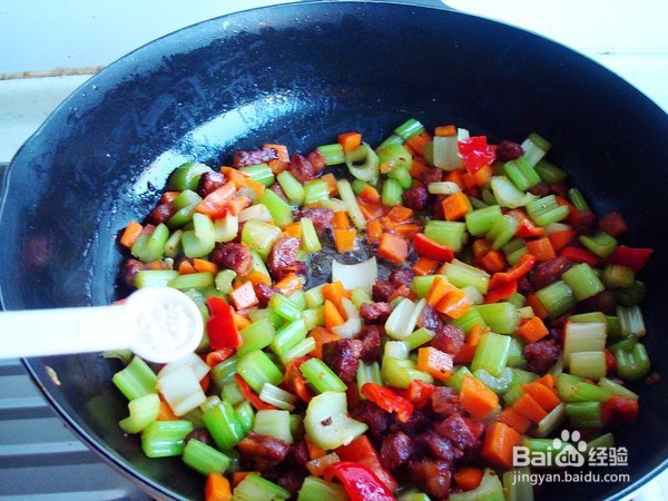 芹菜胡萝卜炒腊肠的步骤