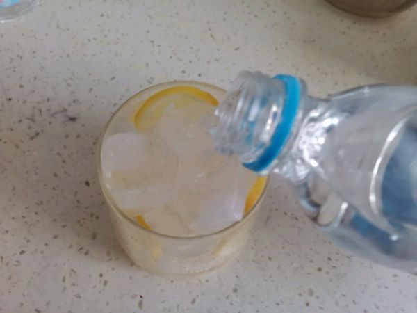 荔枝草莓柠檬冰饮