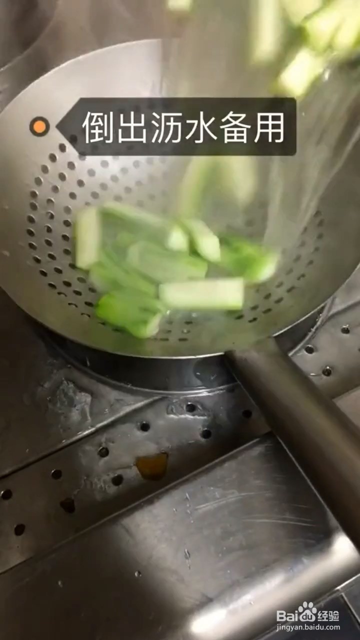 如何烹饪丝瓜炒雪花牛肉