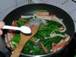 菠菜炒蟹棒