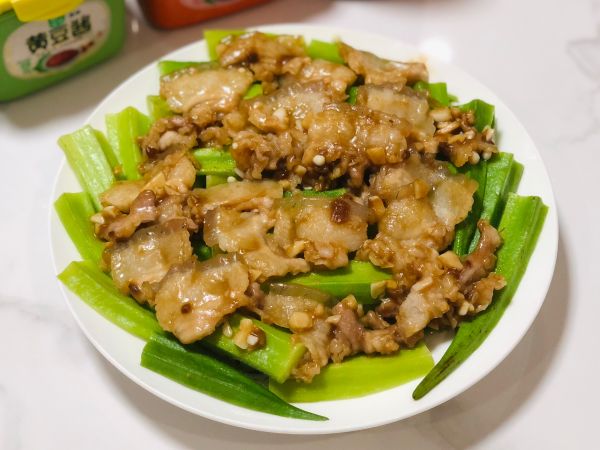 酱香花肉蒸秋葵