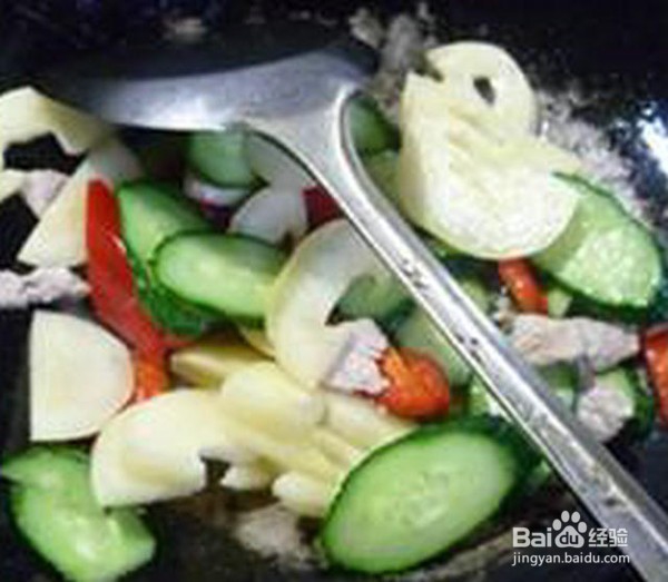 瘦肉片黄瓜炒人参果的简单做法