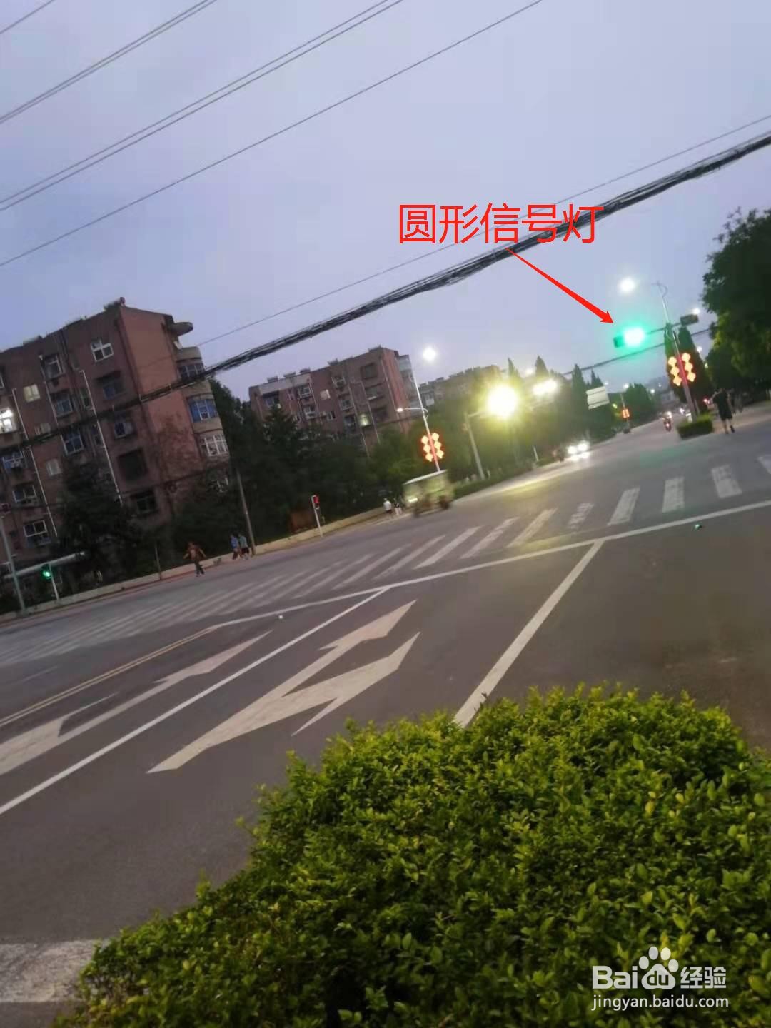 怎样在有交通信号灯的路口左右转弯