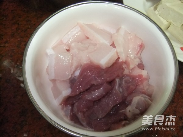 五花肉焖豆腐