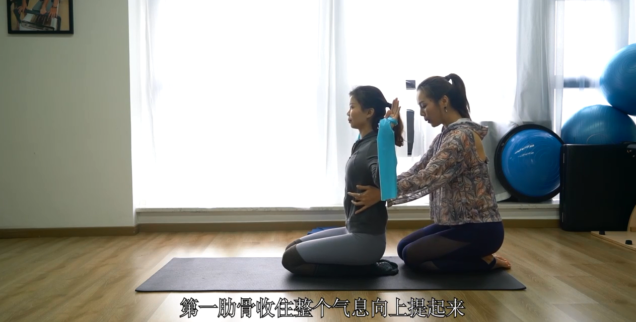 怎样用弹力带锻炼肩颈纠正不良体态？