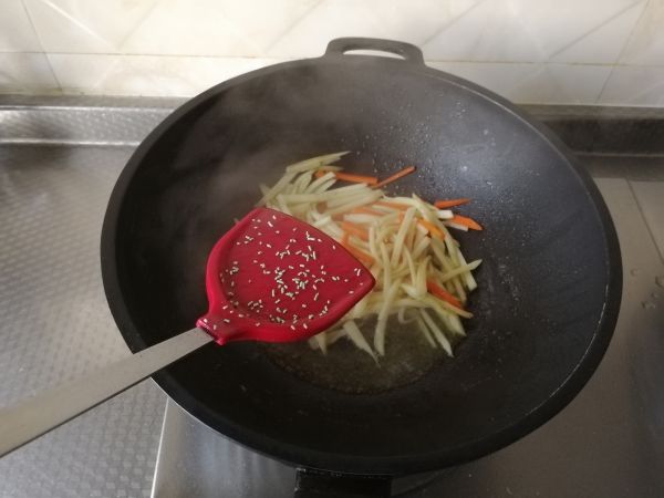 胡萝卜丝炒茭白