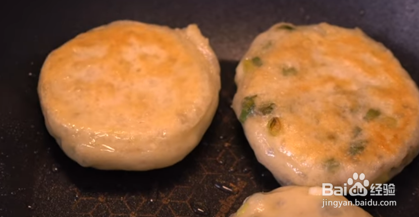 满满葱花外酥内软，巨好吃的葱油饼