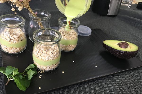 燕麦牛油果奶昔杯