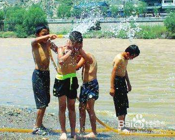 夏天，如何教会孩子玩水？