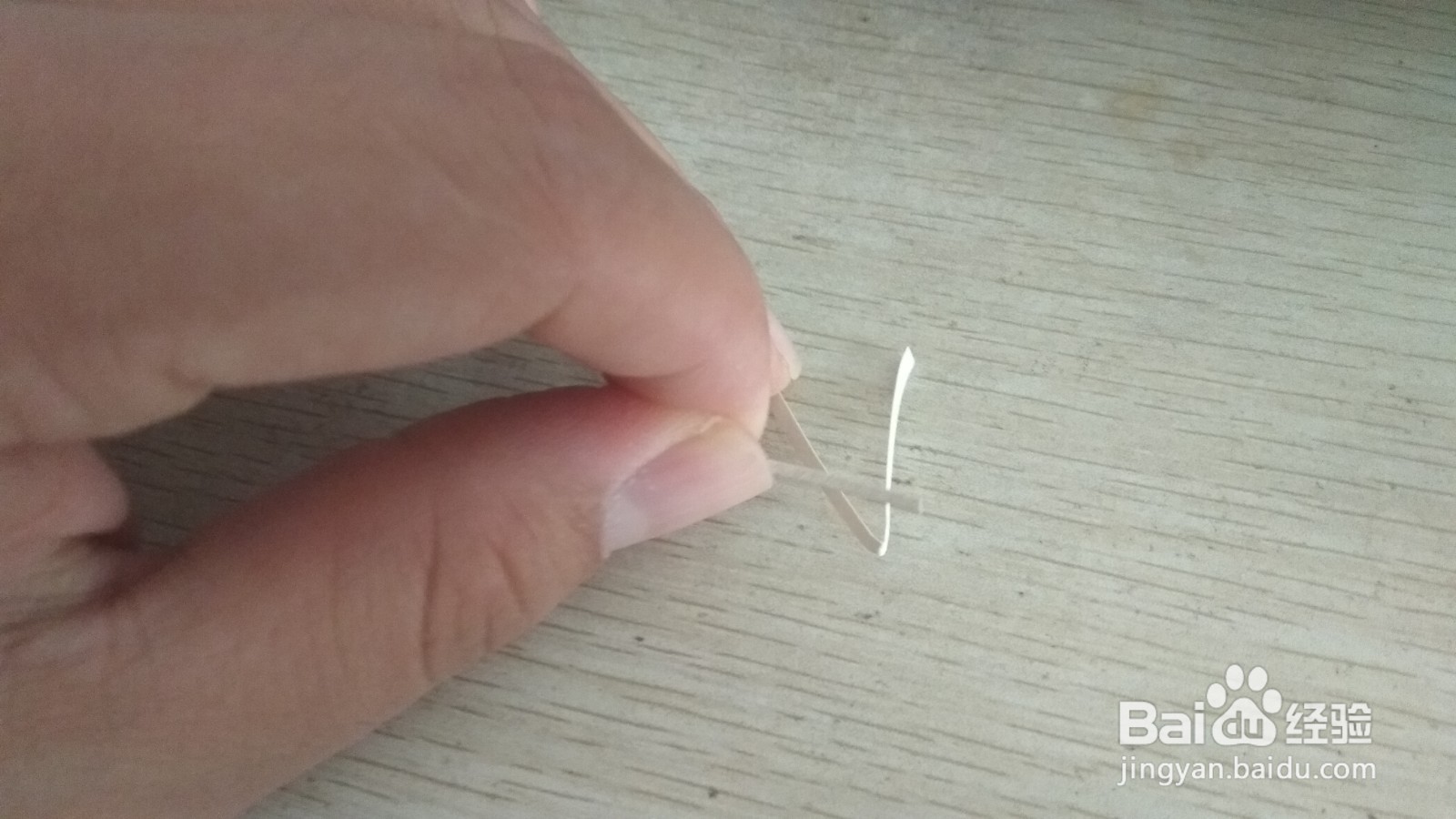 如何用一条细长的素描画纸做简易的钢笔的支架