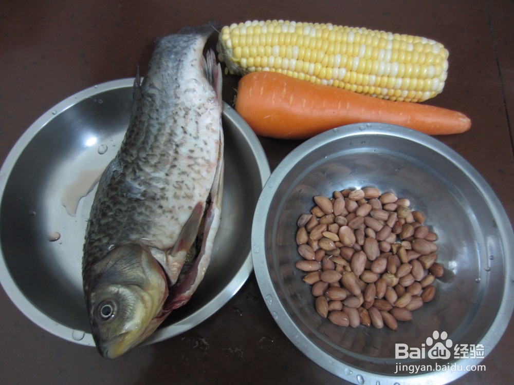 胡萝卜玉米花生鲫鱼汤