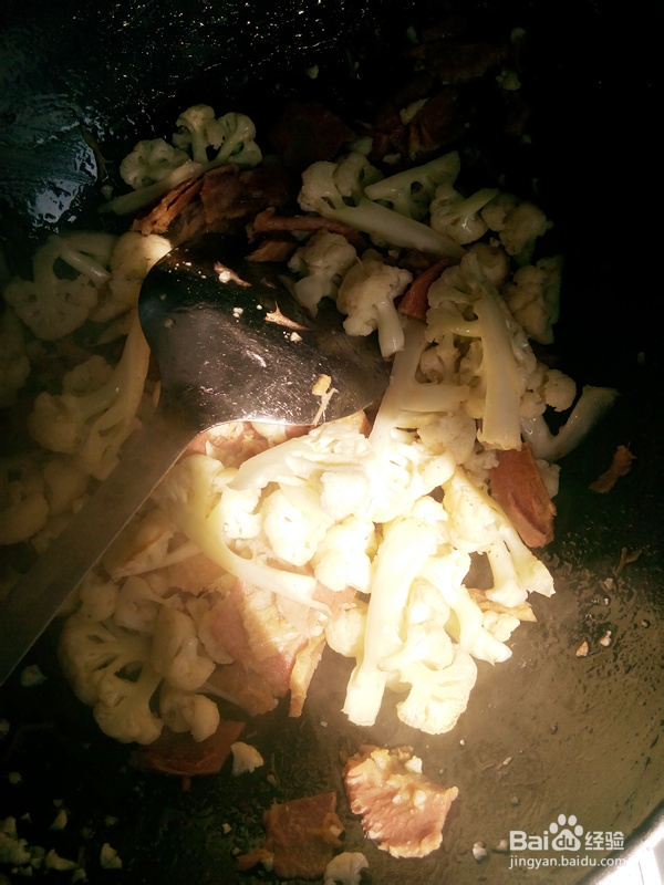 如何做火腿炒菜花？