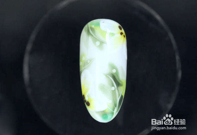 怎样做绿色晕染花卉美甲？