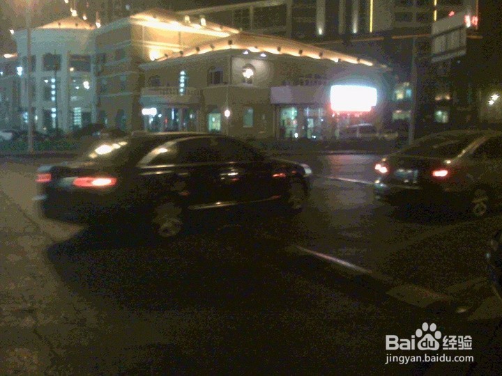 老年人怎样用智能手机在夜间拍行驶车辆的画面