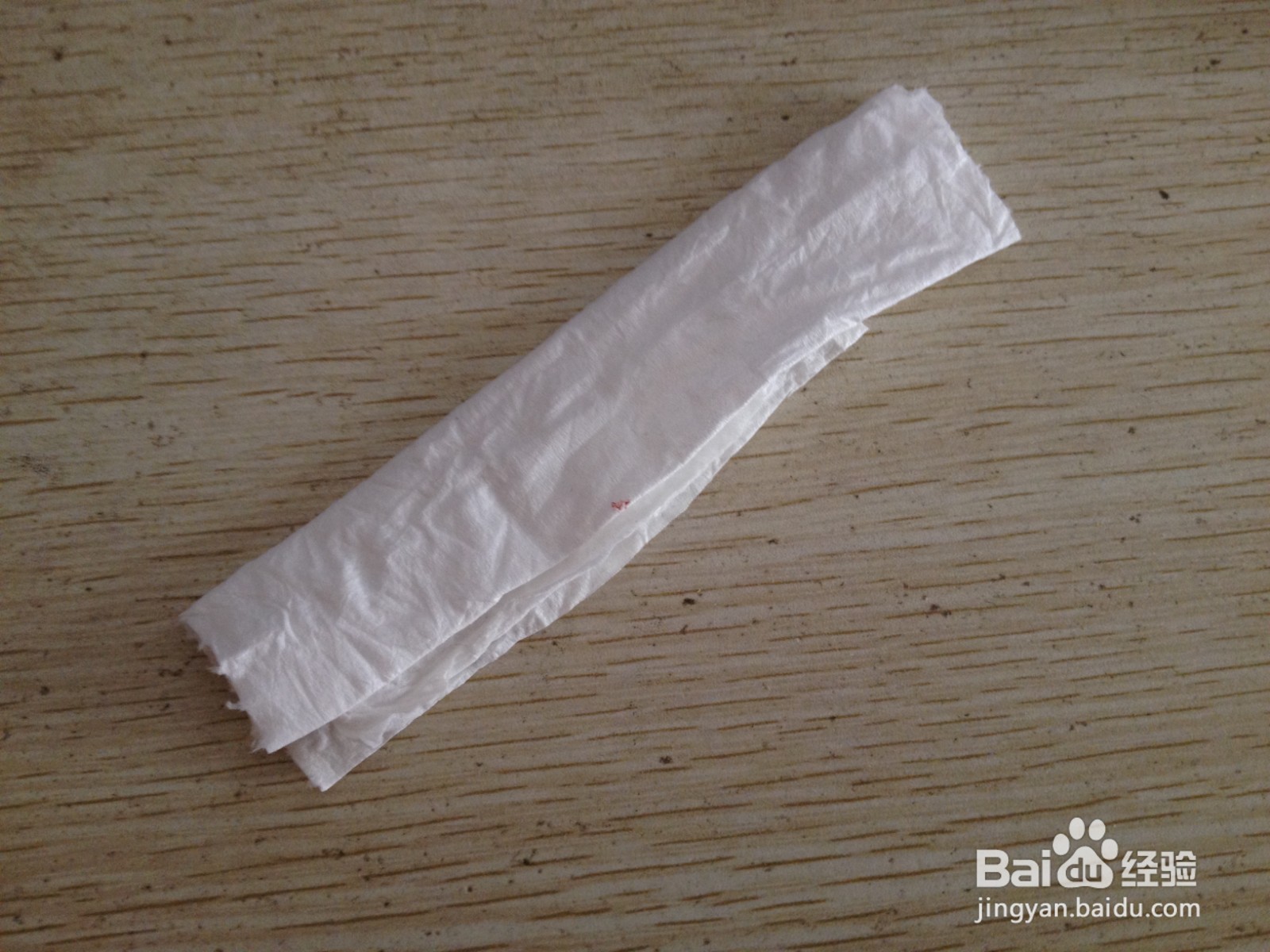 如何用一块卫生纸和面包袋绑绳做简易的钢笔支架