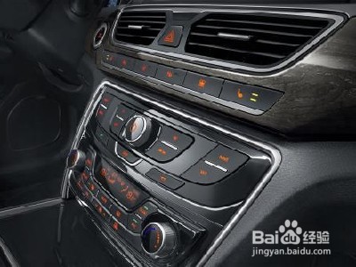 下雨天车窗有水珠看不见后视镜怎么办