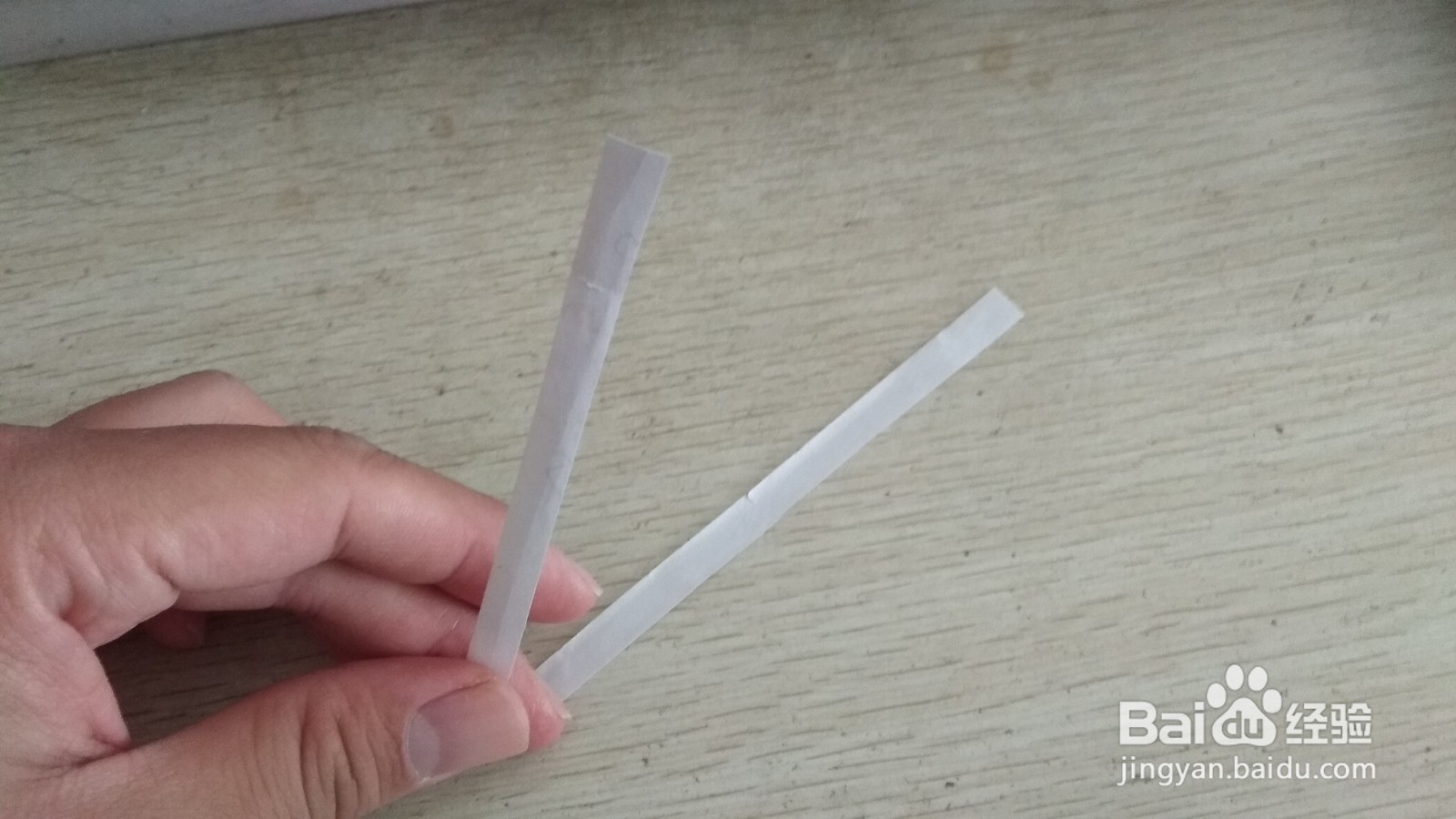 如何用细长的纸条做两面放中性笔的简易支架