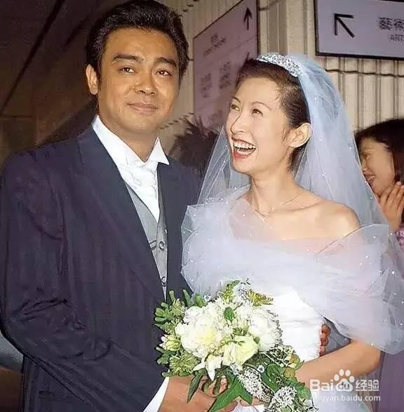 当年她嫁给了跑龙套出身的他，现在幸福了18年