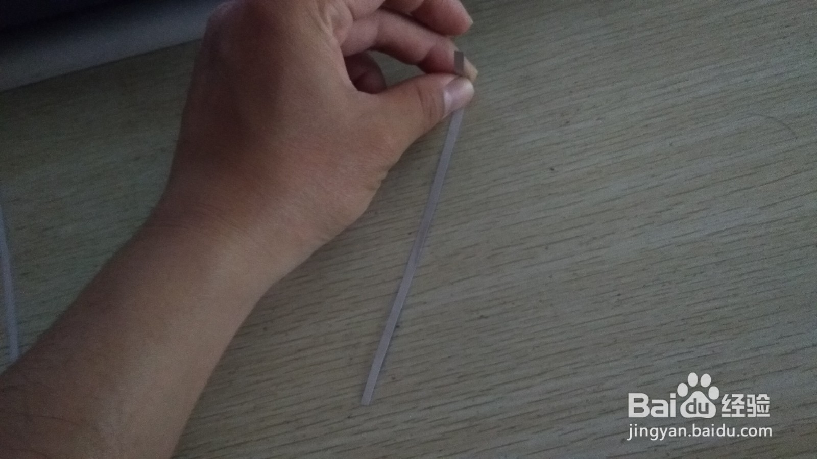 如何用一个细长纸条做能放两个中性笔的简易支架