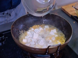 蟹黄豆腐煲怎么做？