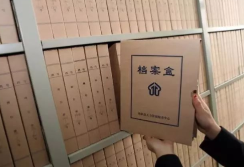 跟原来的单位解除劳动合同后，档案是继续放在那里呢还是自己拿着