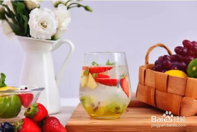 4款又能养颜又健康的水果汽水在这里