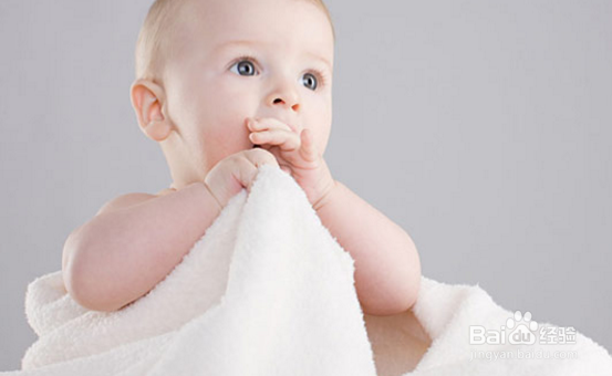 要不要给别人摸宝宝的小脸蛋?