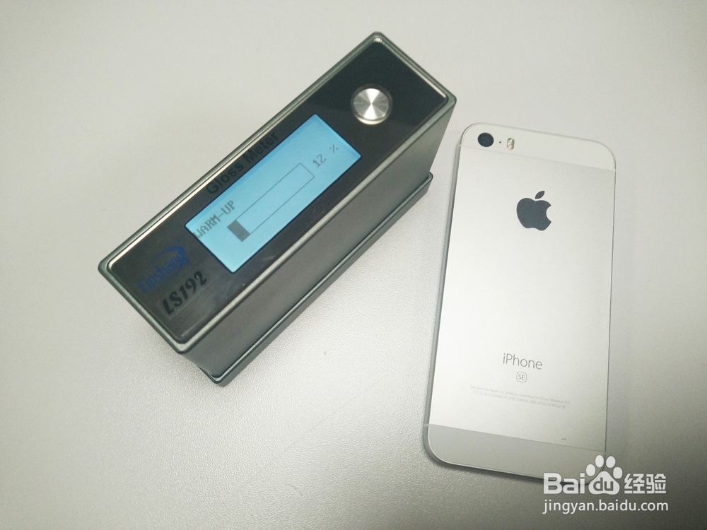 用光泽度仪测量iphone SE光泽