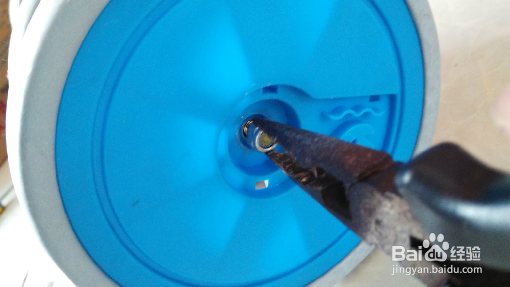 儿童推车轮子晃动怎么办?