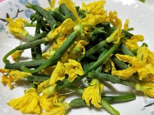 花生苗小黄瓜炒牛柳的做法