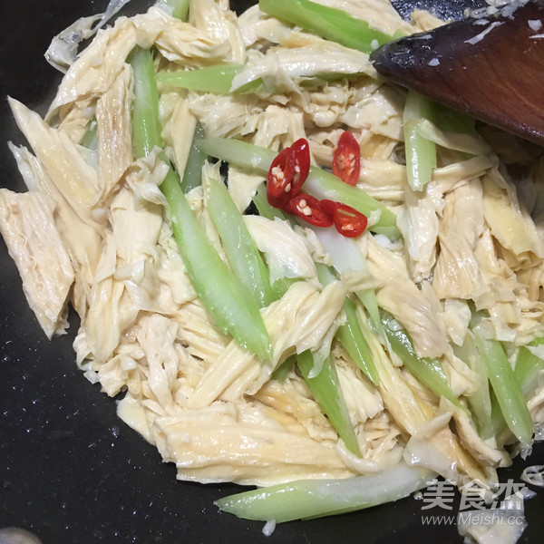 腐竹炒西芹的做法