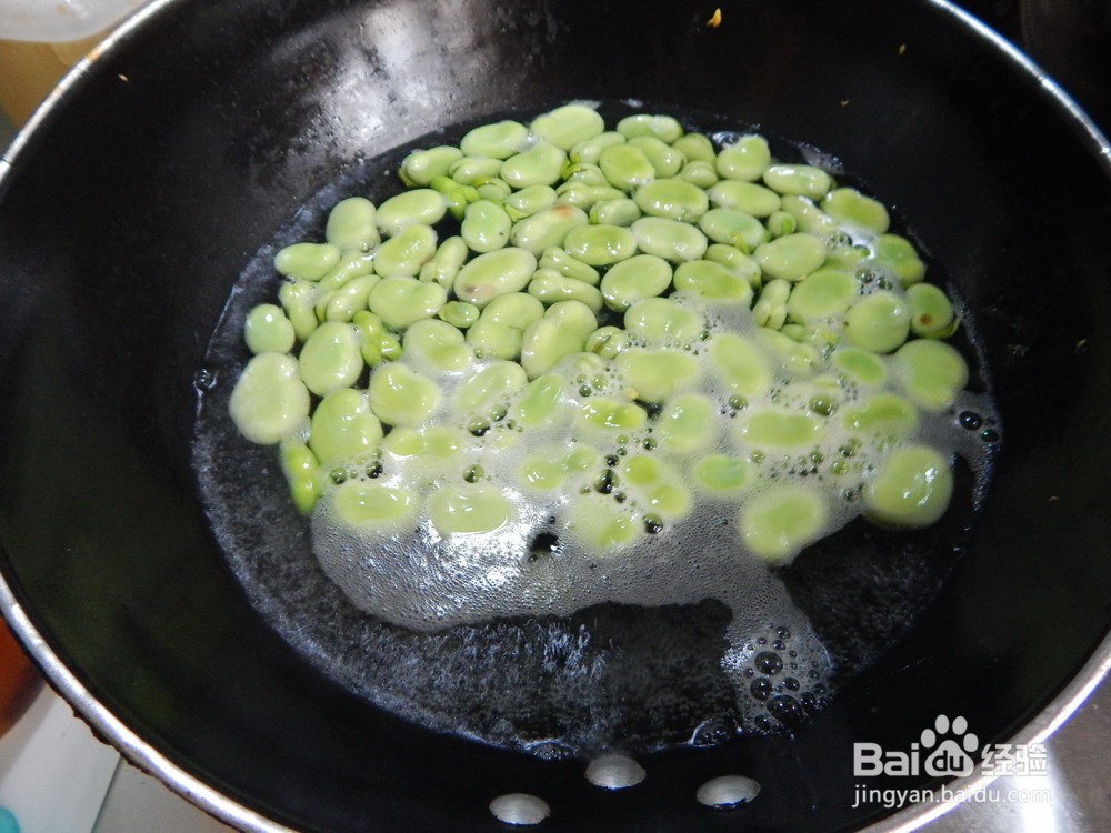 蚕豆炒鸡蛋的做法