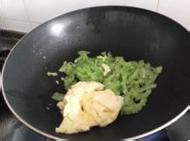 家庭苦瓜炒蛋的简单做法