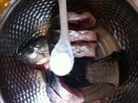 咸鸡蒸鲫鱼如何做