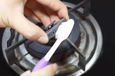 家里的燃气灶出现红火怎么办