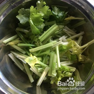 制作美味的芹菜炒牛肉