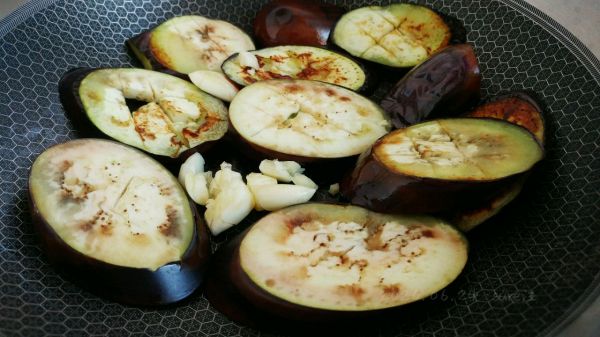 酒酱蒜香焖茄子