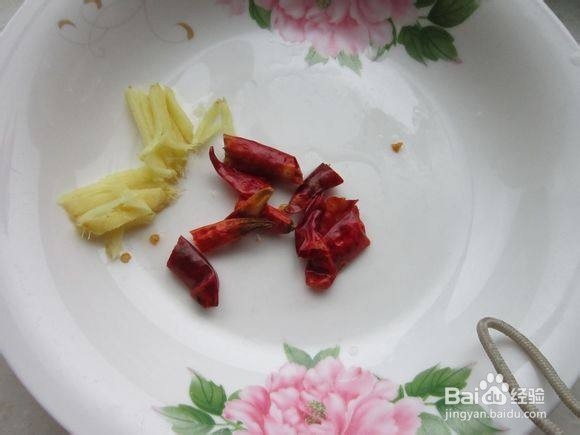 毛芹炒小青鱼的做法