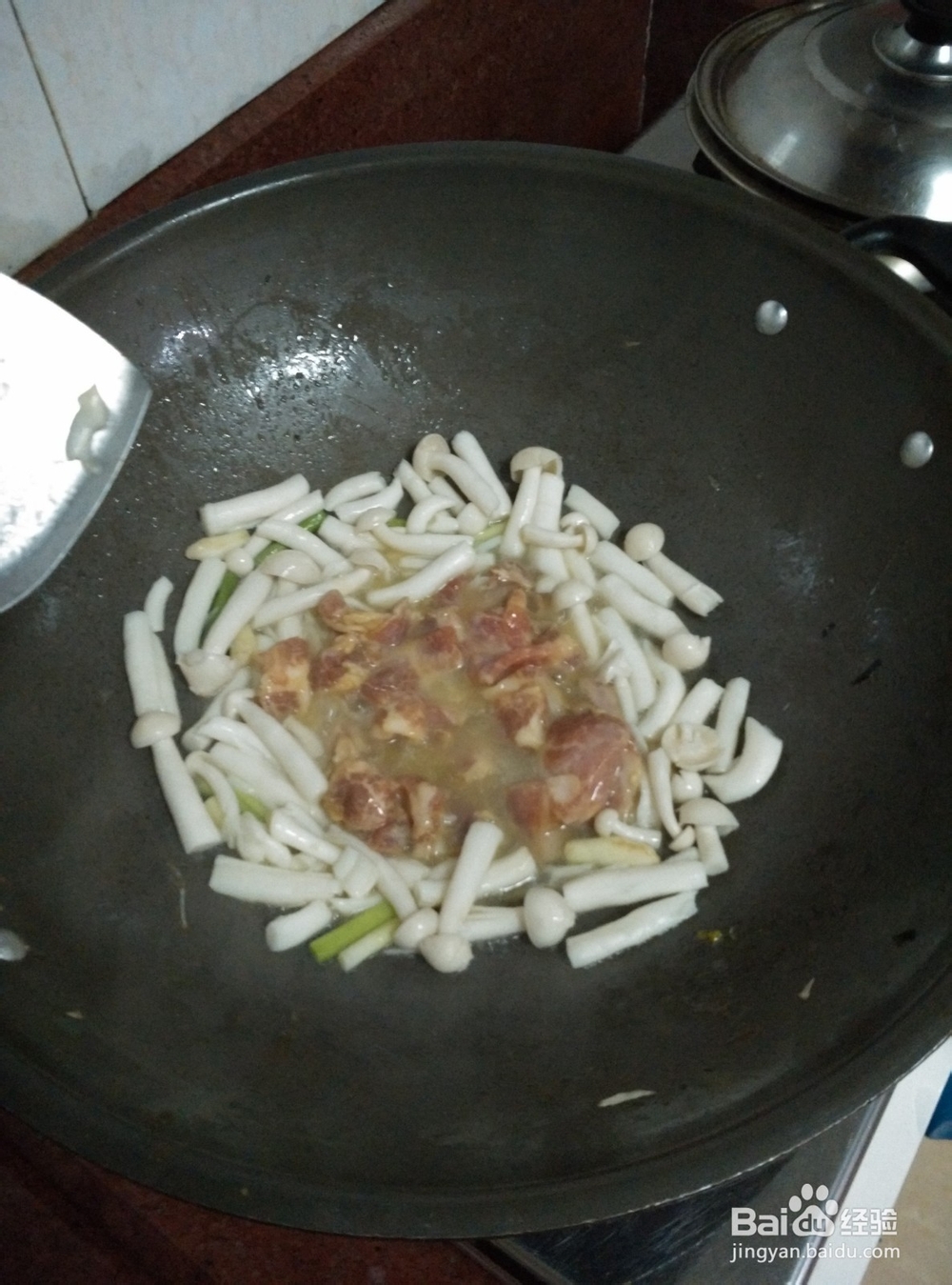 白玉菇炒猪颈肉的做法