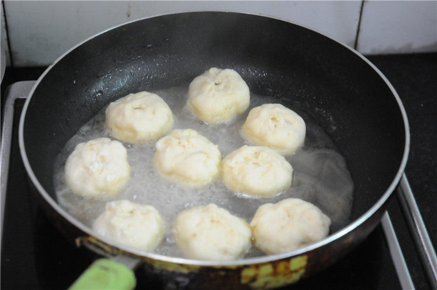 脆底小笼包的做法,好吃不腻!